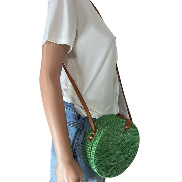 ARTISAN Handwoven Emerald Round Rattan Shoulder Round Bag - Picture 3 of 11